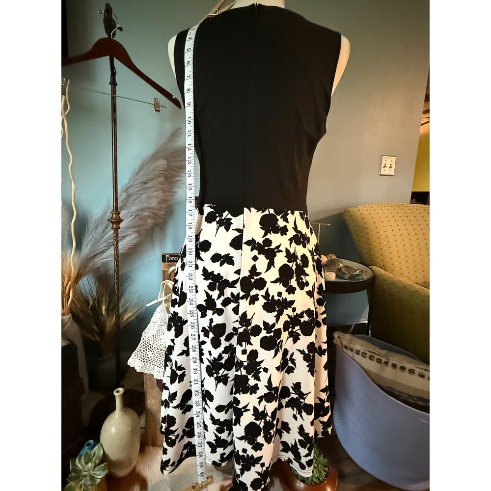 Womens Sleeveless Floral Fit & Flare Dress Black White Crochet Appliqué Waist M - Picture 4 of 8